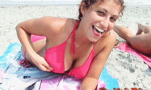 Девушка на пляже обнажила грудь гиф