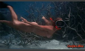 Голая девушка под водой в маске ныряльщика гиф