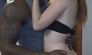 Молодая жена целуется страстно с черным любовником при муже гиф