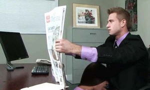 Молодой начальник читает газету а секретарша под столом ему сосёт гиф