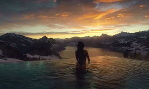 Невероятно красивый пейзаж и девушка в воде на фоне гиф
