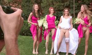 Невеста с подружками задирают вверх платья гиф