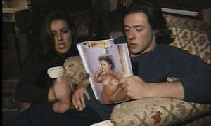 Парень читает порно журнал а девушка ему дрочит гиф