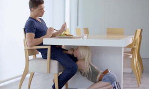 Парень кушает а девушка под столом делает ему минет гиф
