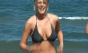 Показала грудь занимаясь пробежкой на пляже гиф