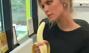 Секретарша на банане тренируется быть глубокой глоткой гиф