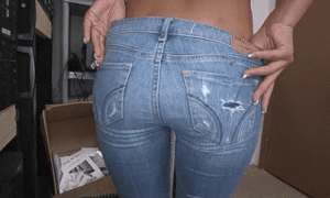 Девушки снимают джинсы