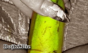 Банан погружается в вагинальное отверстие целиком фото