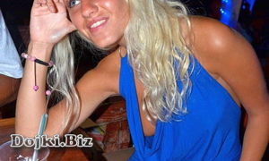Блондинка в баре отдыхает с парнями у неё под платьем нет трусов фото