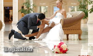Целует невесту в колено фото