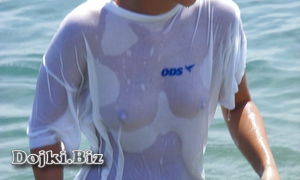 Девушка в мокрой футболке без лифчика под ней фото