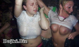 Девушки шалят на мокрой вечеринке фото