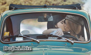 Две девушки целуются в маленькой машине фото