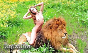 Голая девушка укротила льва фото