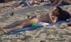 Голый парень на публичном пляже фото