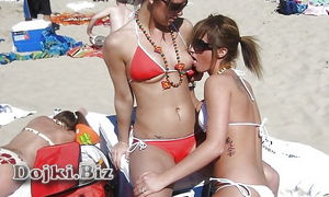 Лесбиянки шалят на пляже фото