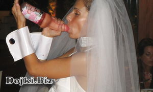 Невеста берёт в рот бутылку с горлышком в форме полового члена фото