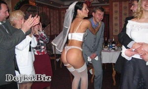 Невеста на свадьбе разделась до нижнего белья фото