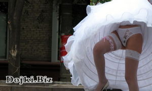 Невеста на улице в интимном белье фото