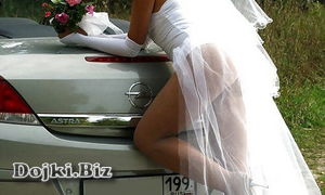 Невеста сбросила с себя платье и позирует возле свадебного авто фото