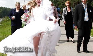 Невеста сильно размахивает платьем фото