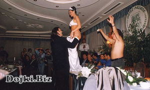 Невеста в нижнем белье на свадьбе перед женихом фото