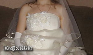 Невеста в платье бе трусов широко раздвинула ноги фото
