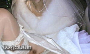 Невеста в свадебном платье без нижнего белья фото
