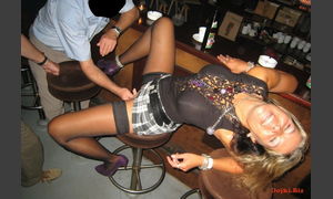 Незнакомец в баре трогает твою пьяную жену между ног фото