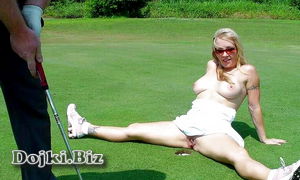 Расставила ноги возле лузы в гольф фото
