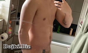 Селфи голый парень в ванной комнате фото