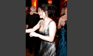 Жена танцует с другом и светит грудью через глубокое декольте фото