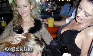 Женщина в баре лижет подруге пизду фото