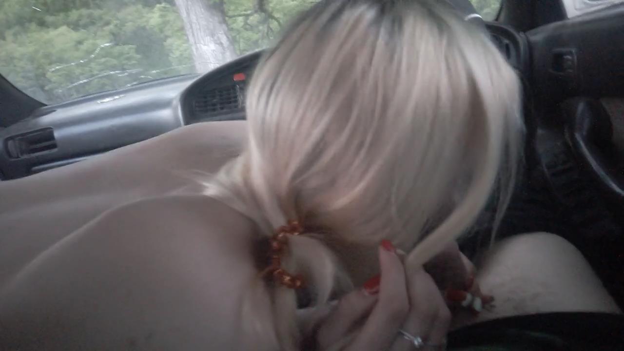 Блондинка в машине делает минет видео