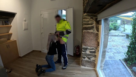 Девушка сделала сюрприз для доставщика видео