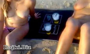 Пара пригласила отдохнуть на пляже девушку видео