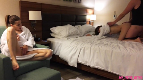 Секс втроём студентов видео