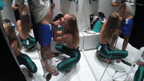 Сосёт в примерочной видео
