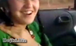 Туркменка в машине дала парням полапать себя за сиски видео