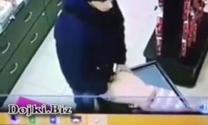 В магазине секс игрушек парень трахает искусственную вагину видео