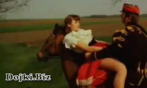 Всадник на коне скачет и трахает девушку видео
