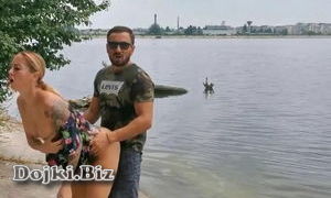 Бесстыжие занимаются сексом в парке на берегу реки видео
