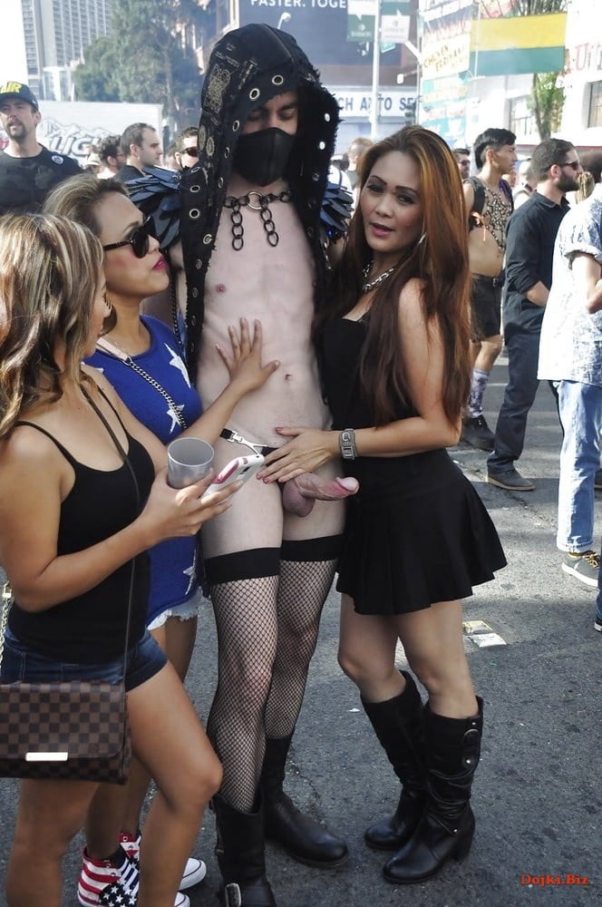 Девушки фоткаются на улице с голым парнем у которого стоит