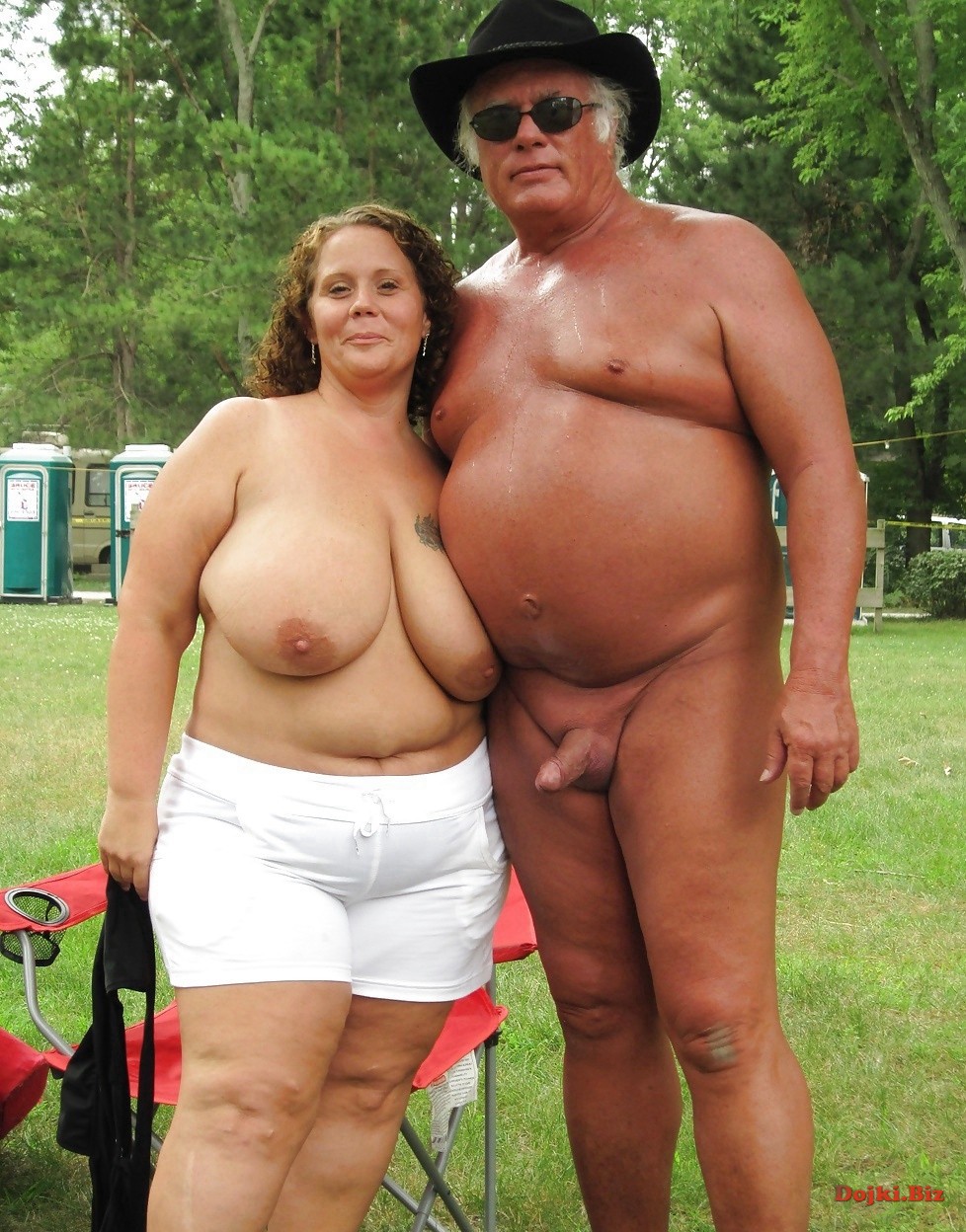 Пышка топлесс жена с голым толстым мужем на природе