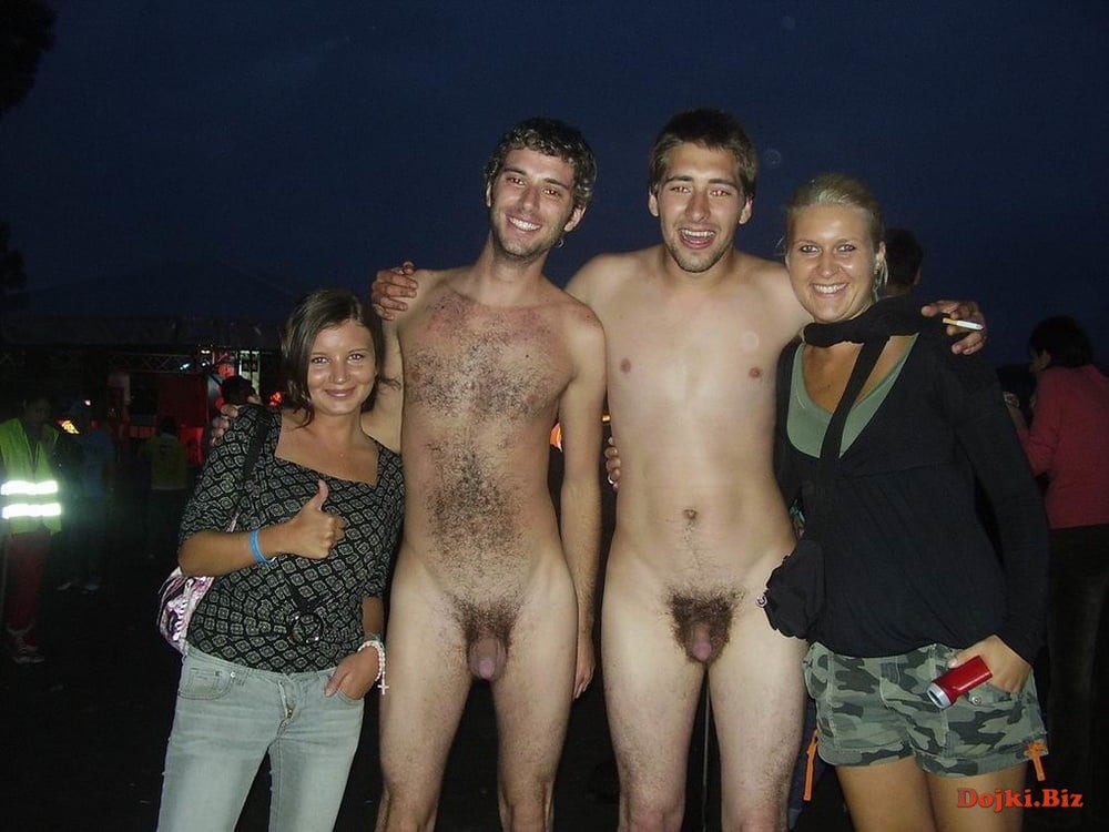 Две подруги фоткаются с двумья голыми незнакомцами
