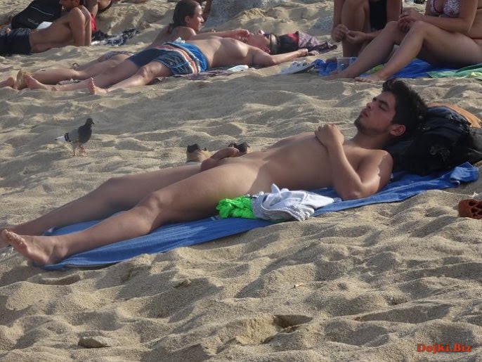 Голый парень на публичном пляже