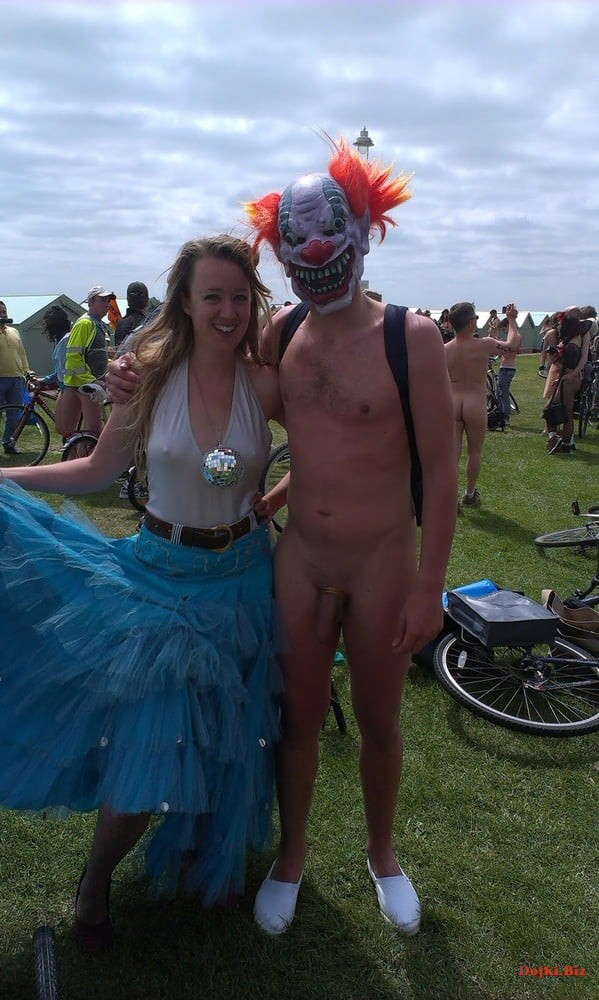 Незнакомка рядом с голым парнем в маске