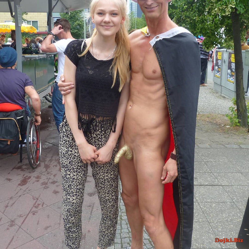 Студентка блондинка фоткается с голым парнем на улице