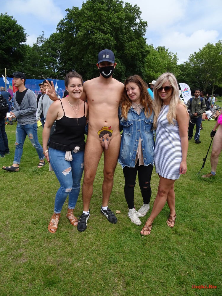 Три девушки фоткаются с голым незнакомцем