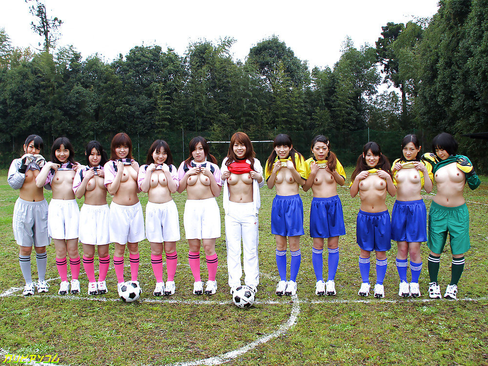 Японочки футболистки показывают грудь